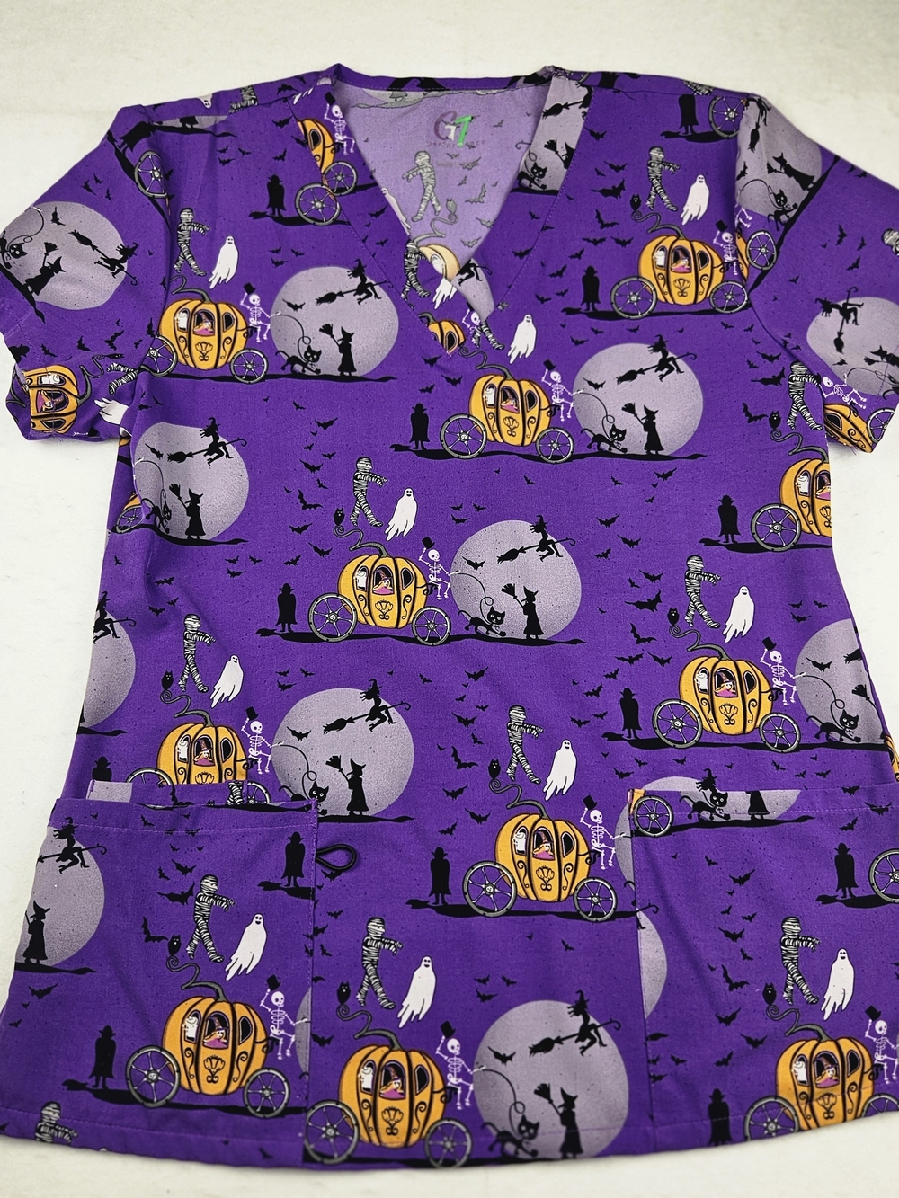 Green Town Women's Performance Scrub Top Halloween Parade Print Purple Size M